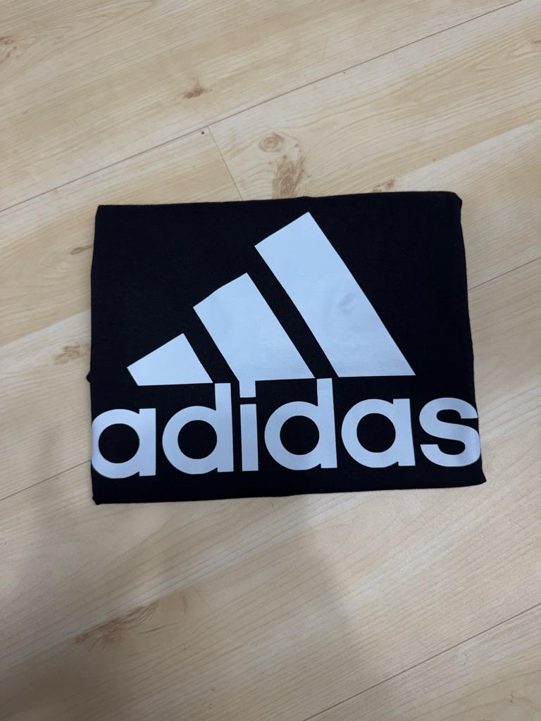 T-shirt Adidas preta