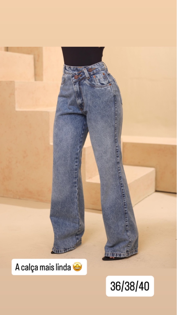 Calça jeans azul clara botão lateral