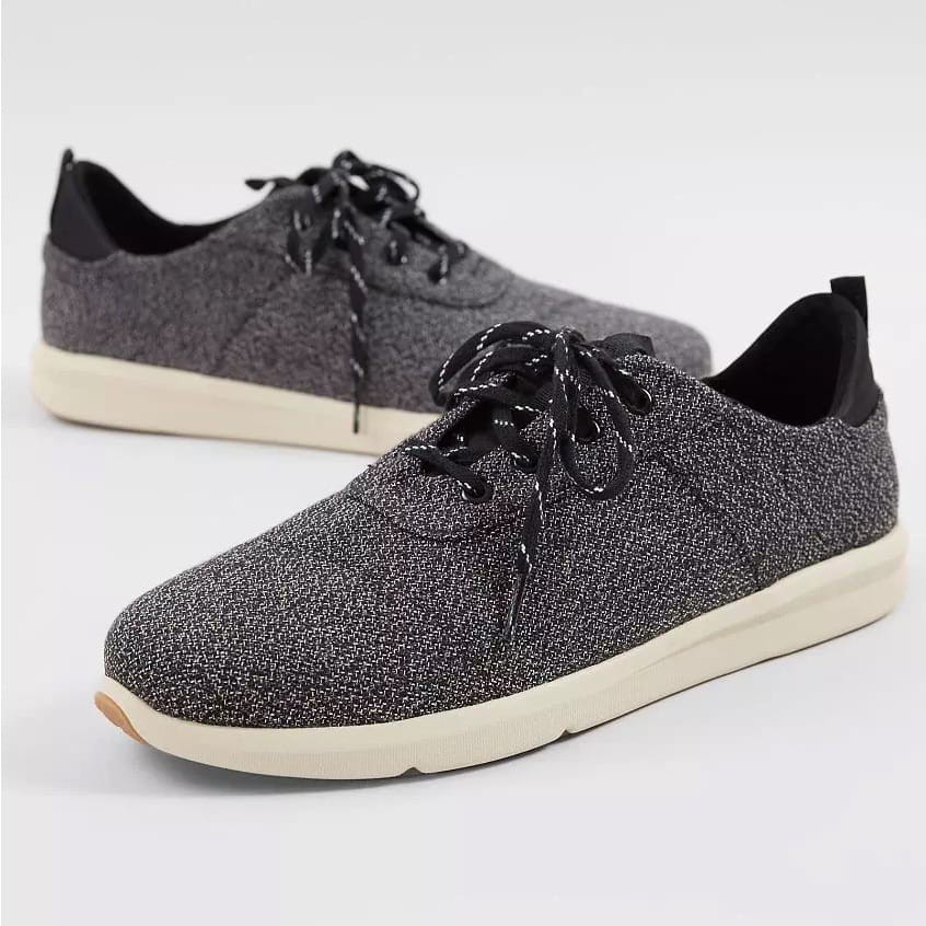 Tenis grises casuales