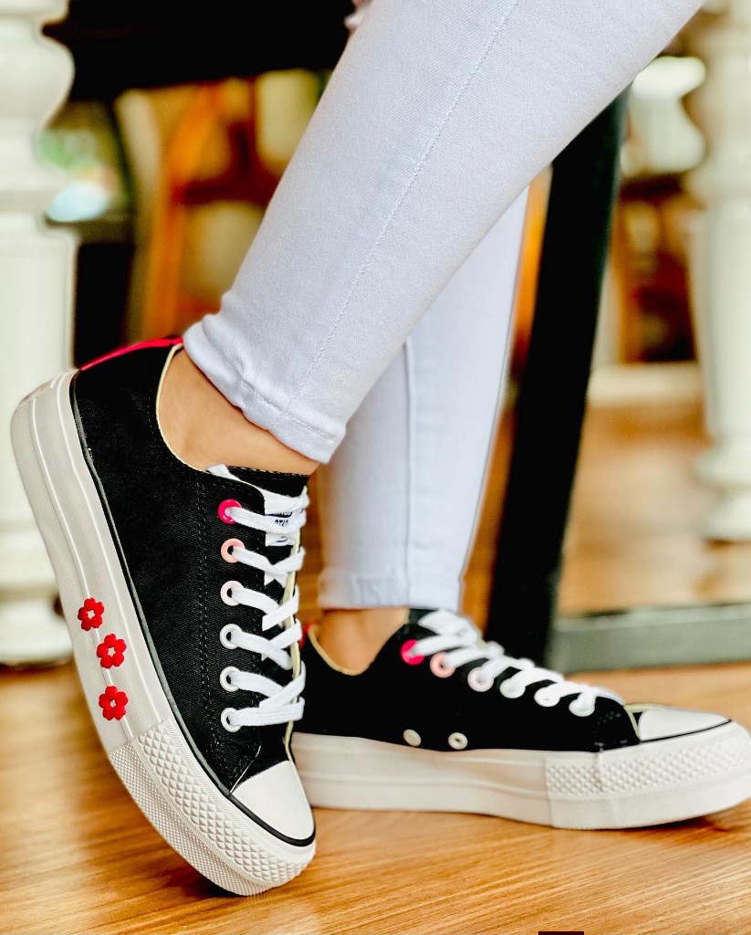 Tenis negros florales Converse Originales/COMO NUEVOS