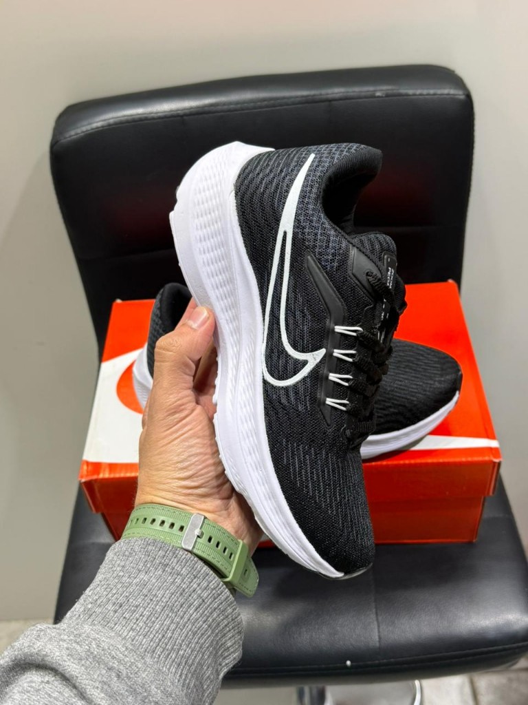 Nike negras/ blancas deportivas