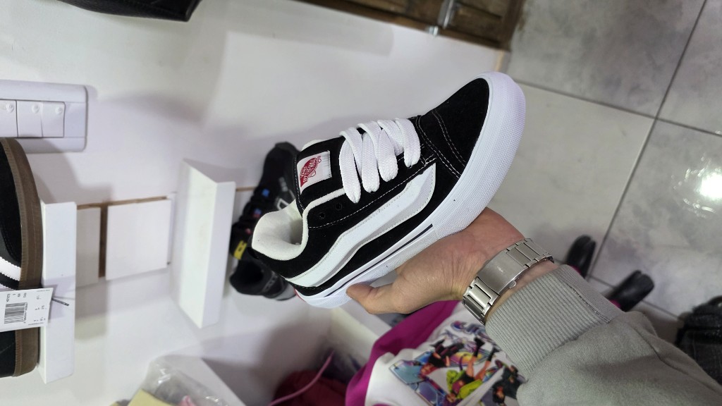 Vans negras y blancas urbanas