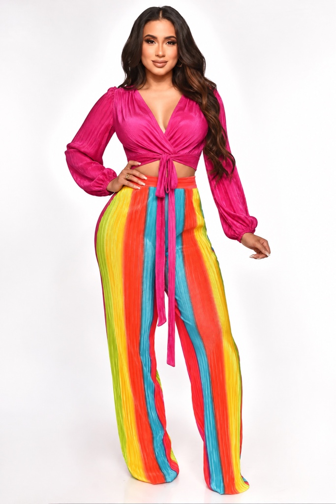 Top fucsia y pantalón multicolor