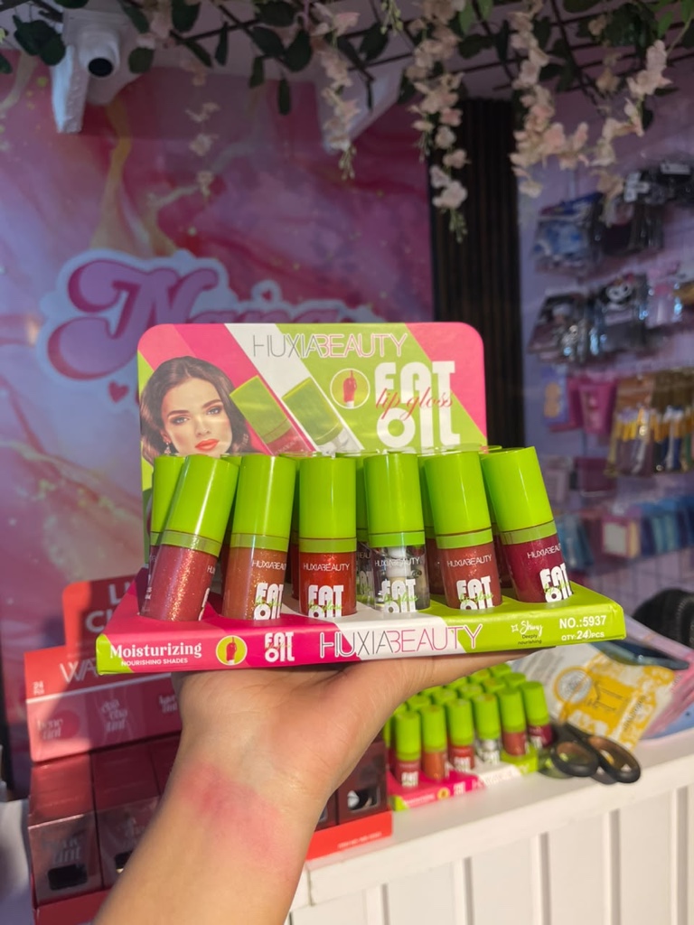 Lip gloss con color  tapa verde con aplicador grueso