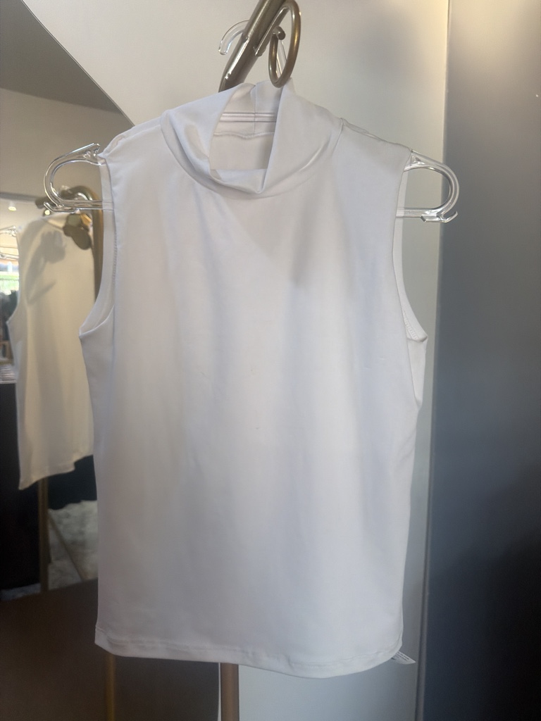 Blusa branca gola alta