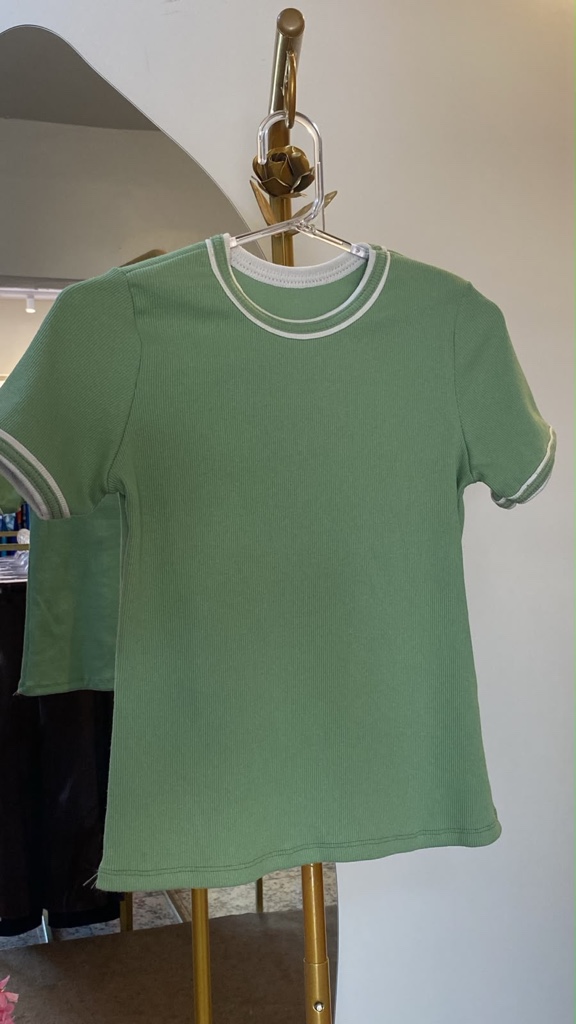 Blusa verde manga curta