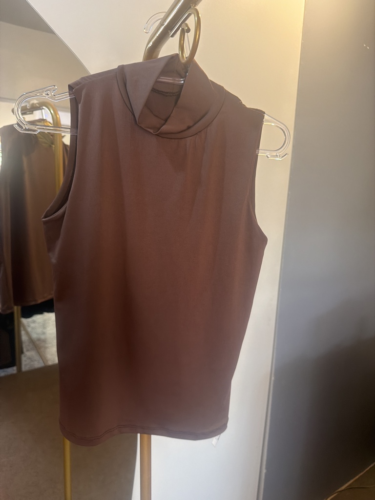 Blusa marrom gola alta