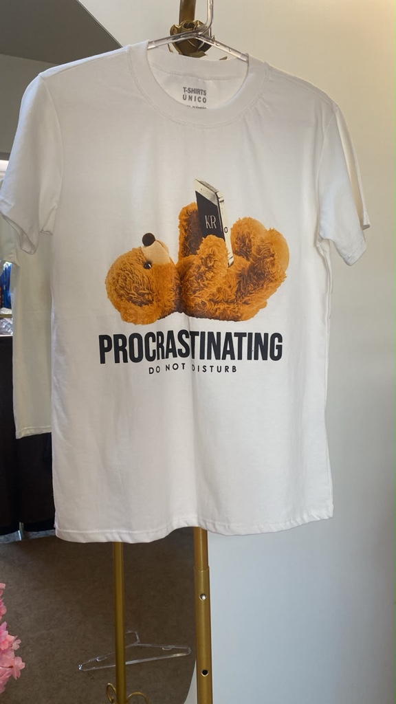 T-shirt branco Urso Procrastinating