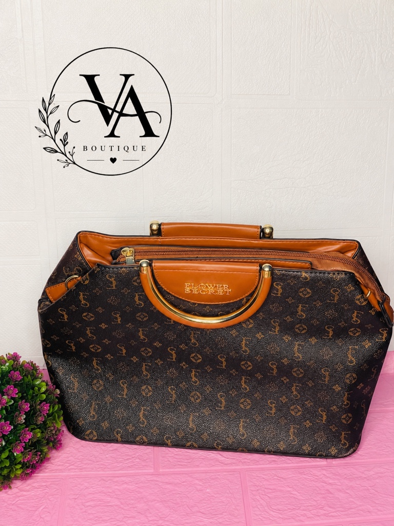 Bolso marron con monograma