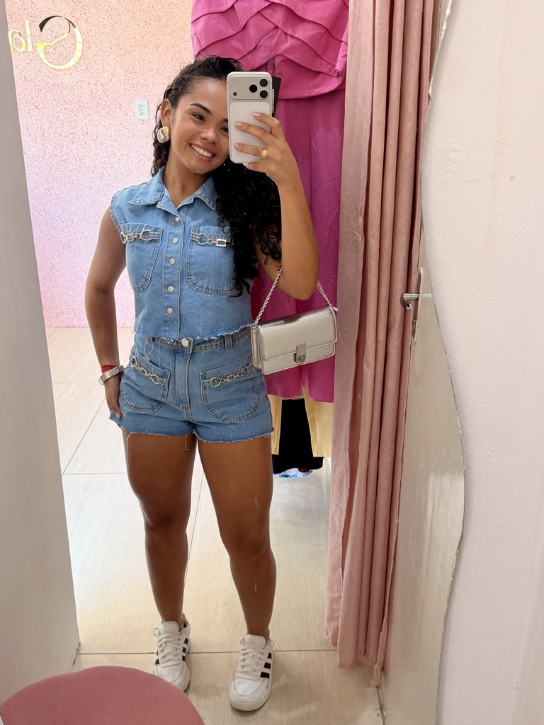 Colete Jeans com detalhe de corrente no bolso