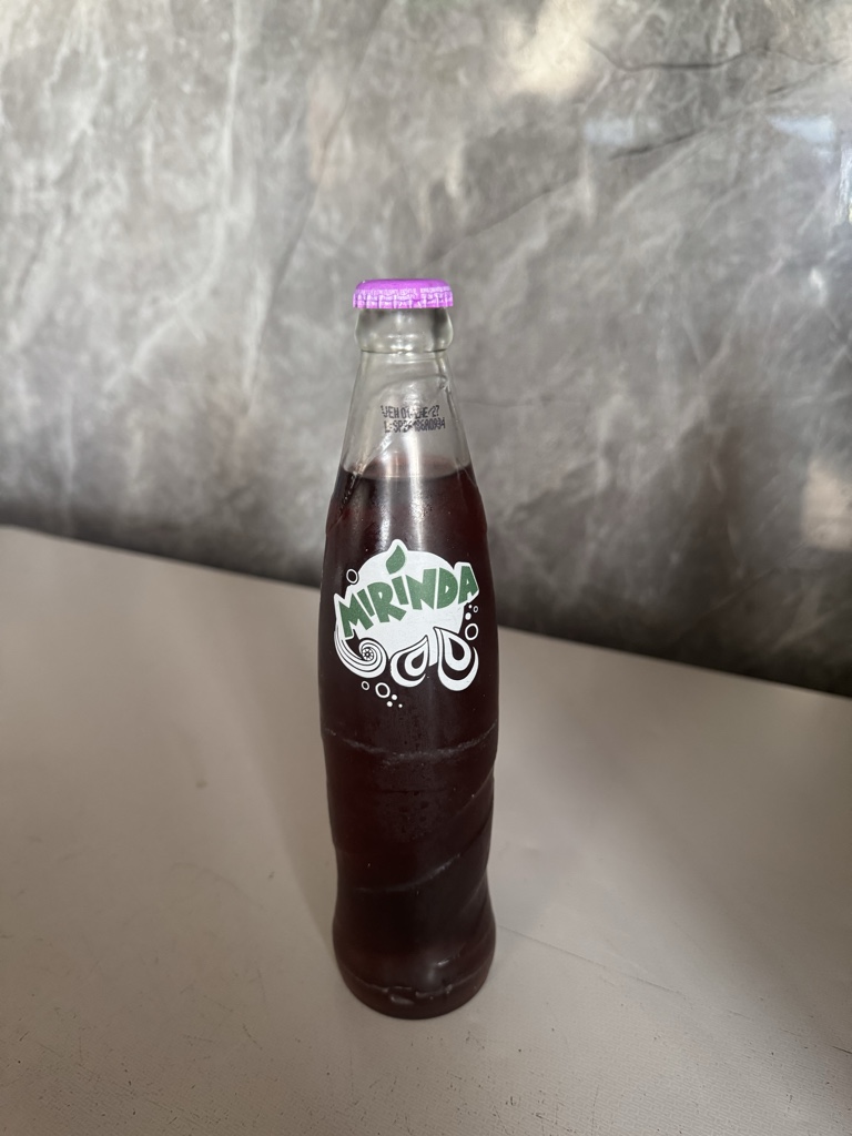 Mirinda Uva en vidrio