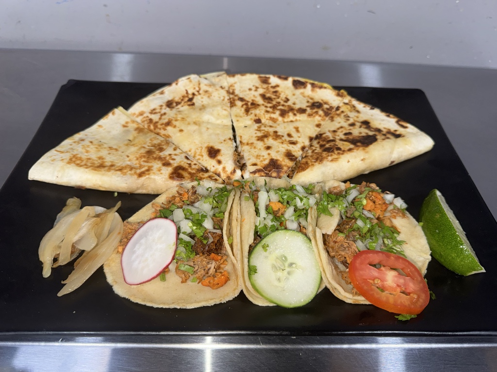 Quesadilla + 3 tacos mixtos