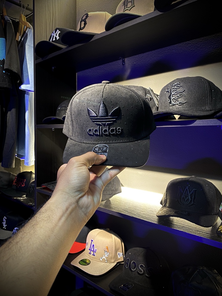 Adidas gorra negra