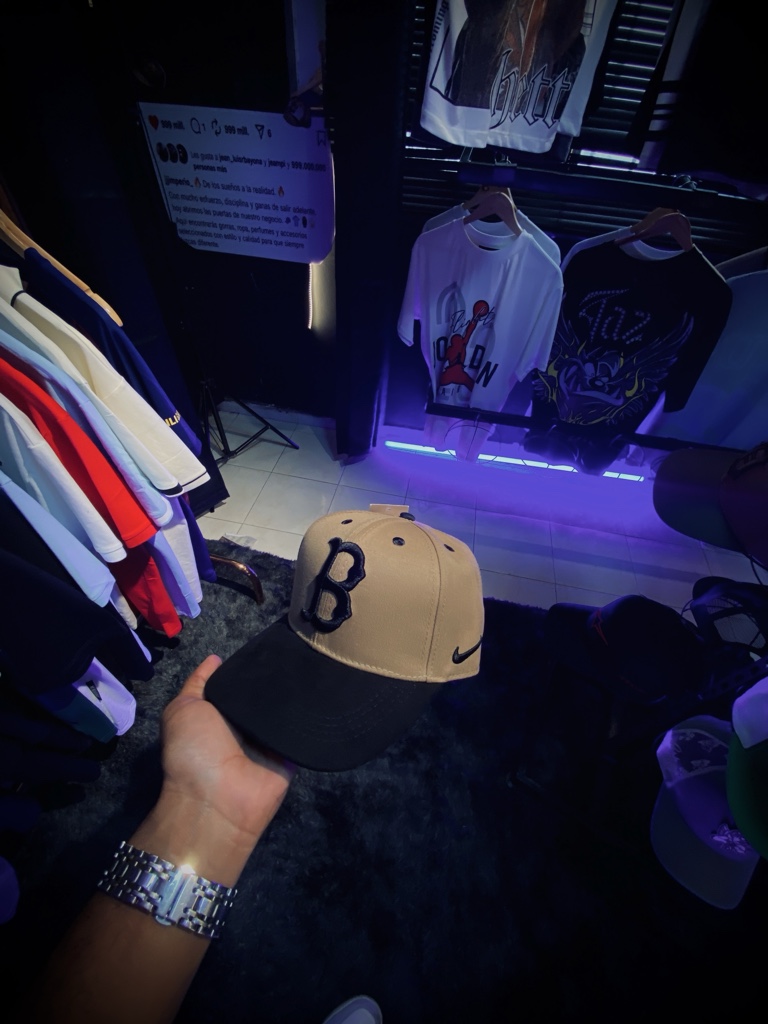 Nike gorra beige y negra