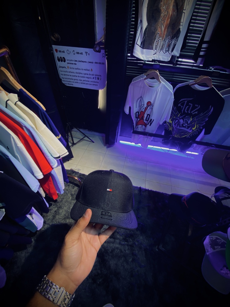 Tommy Hilfiger negra