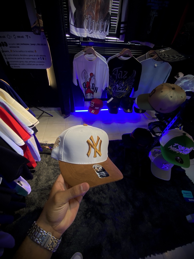 Gorra NY blanca y marrón claro