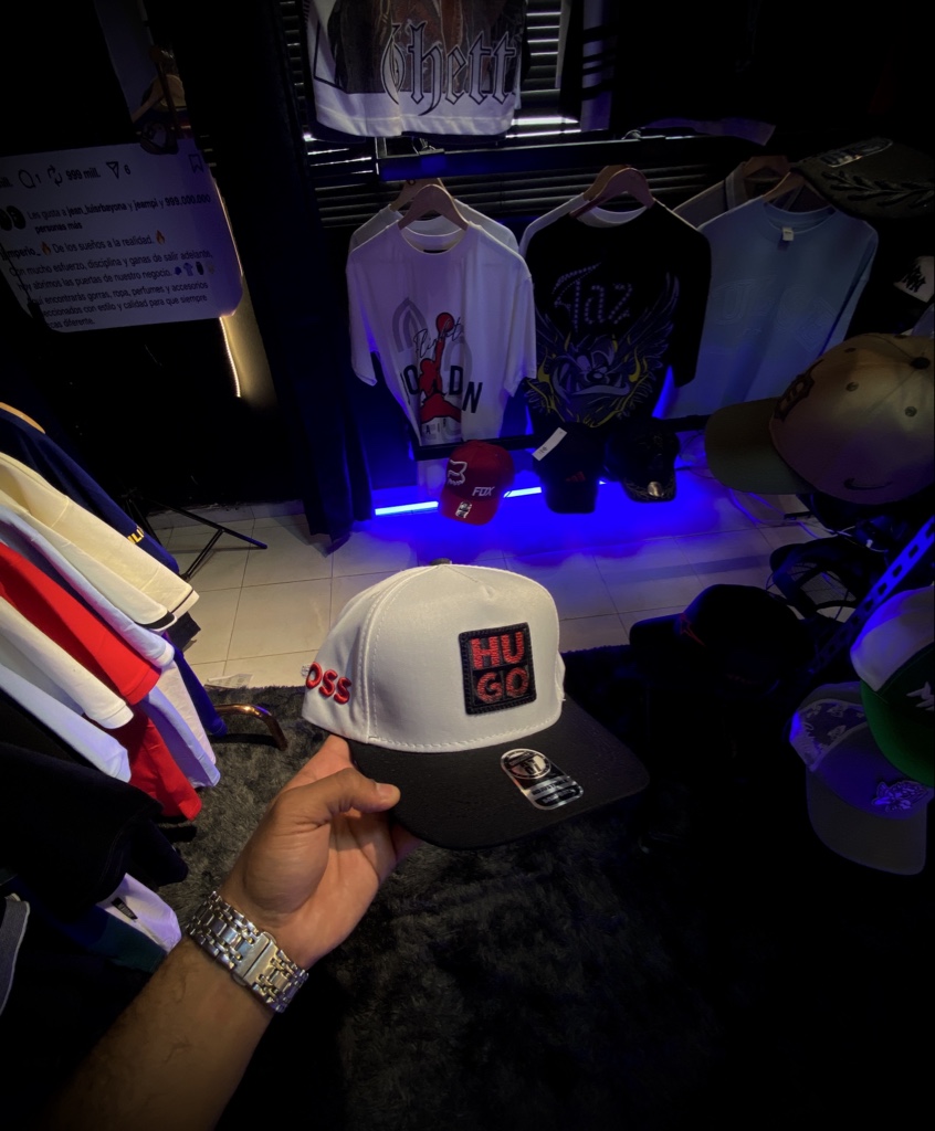 HUGO Boss gorra blanca y negra con rojo