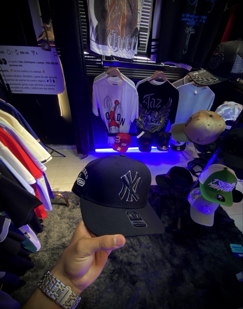 Gorra NY negra con bordado blanco