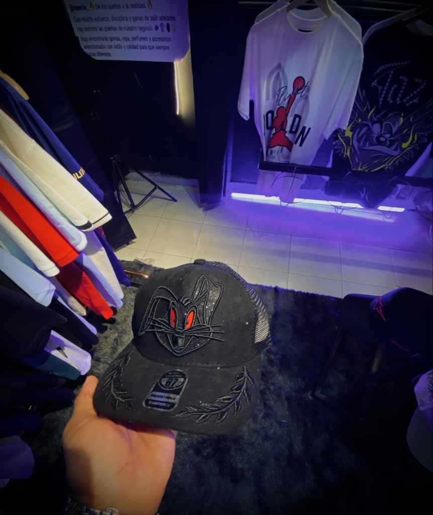 Gorra negra bordada Diamantada