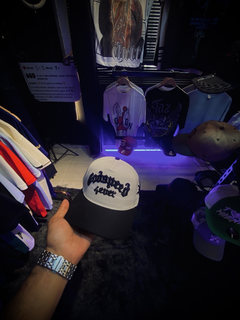 Gorra blanca y negra bordada