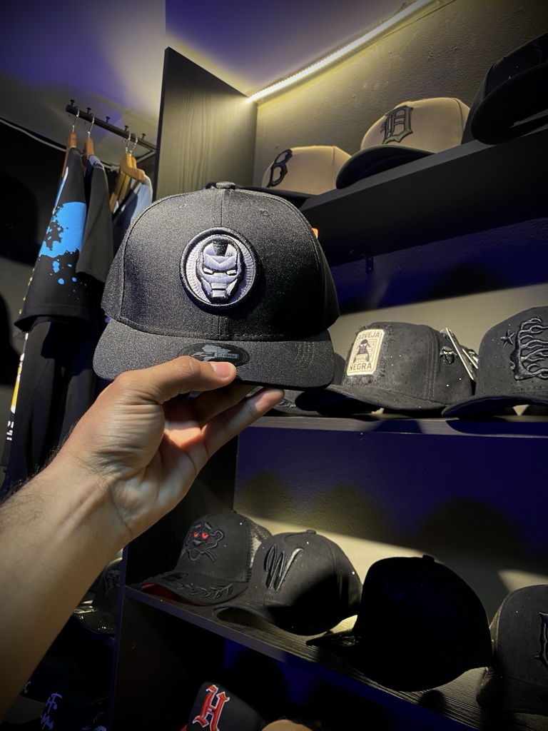 Gorra Iron Man Black Edition.