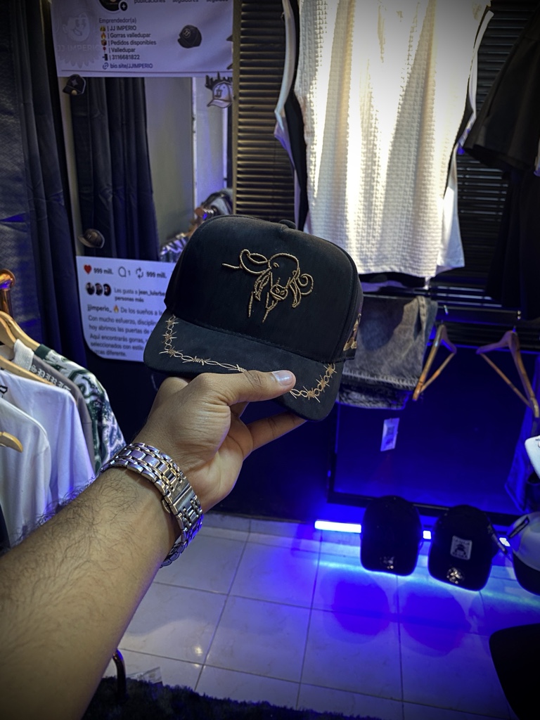 Gorra agropecuaria negra en gamuza