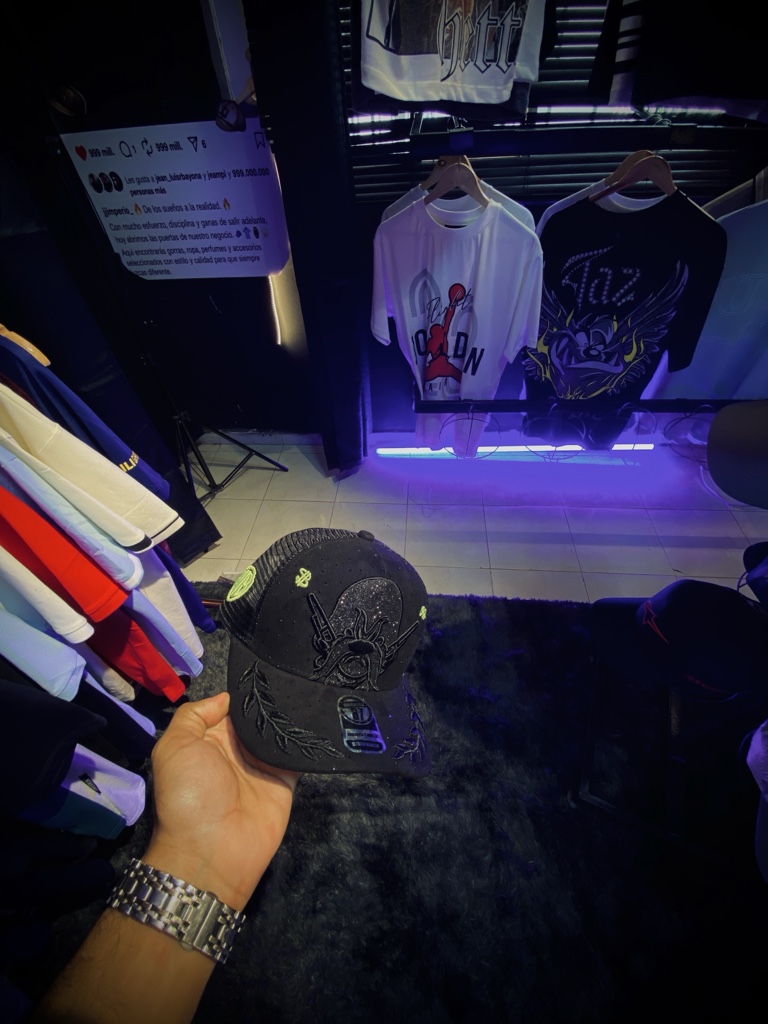 Gorra negra brillante