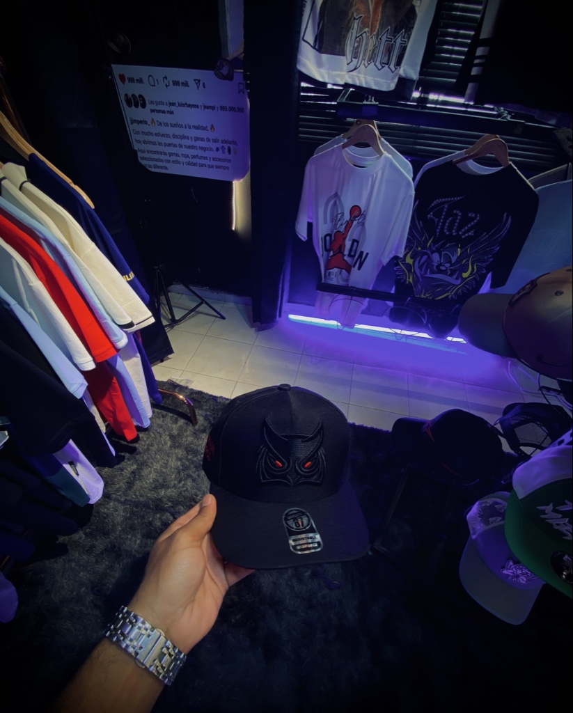 Gorra búho negra con rojo