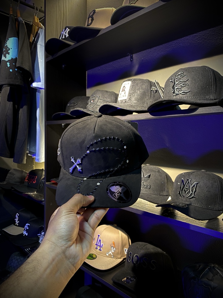 Gorra negra bordada