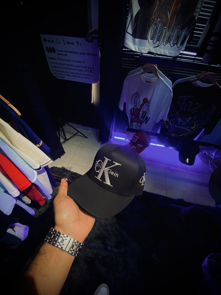 Calvin Klein gorra negra con bordado blanco