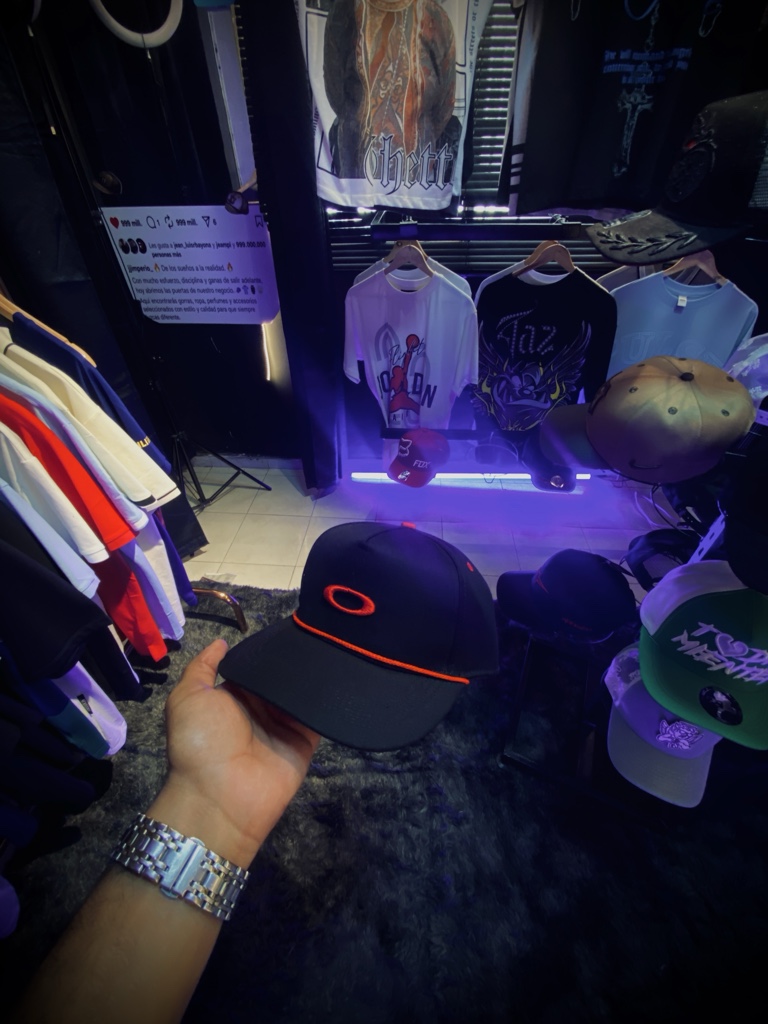 Gorra Oakley negra con rojo