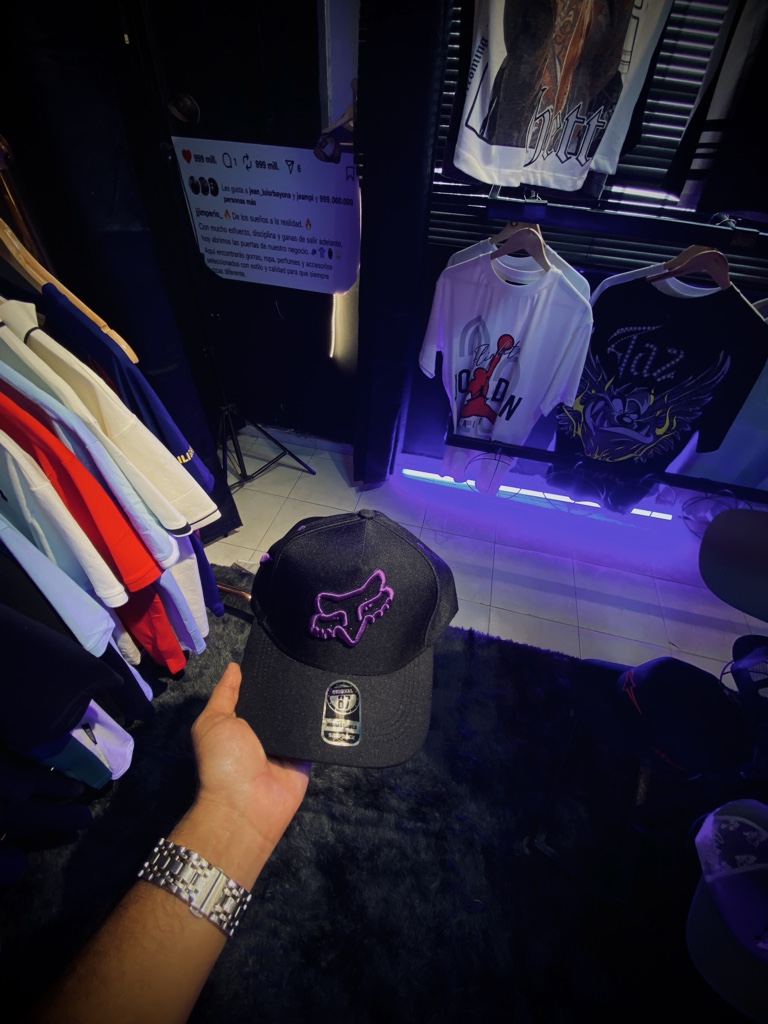 FOX gorra negra con morado