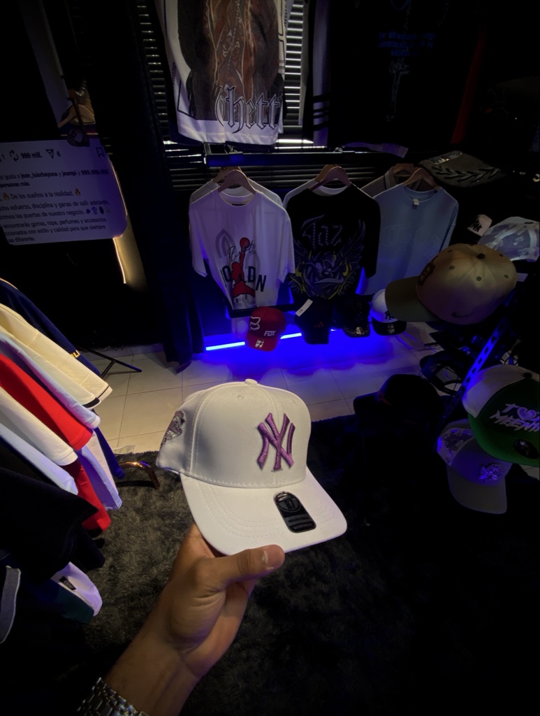 Gorra NY blanca con morado