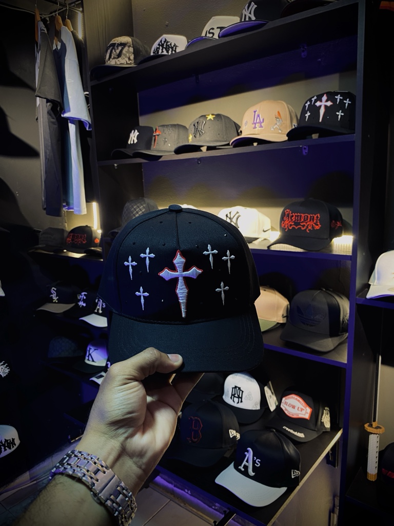 Gorra negra de cruz