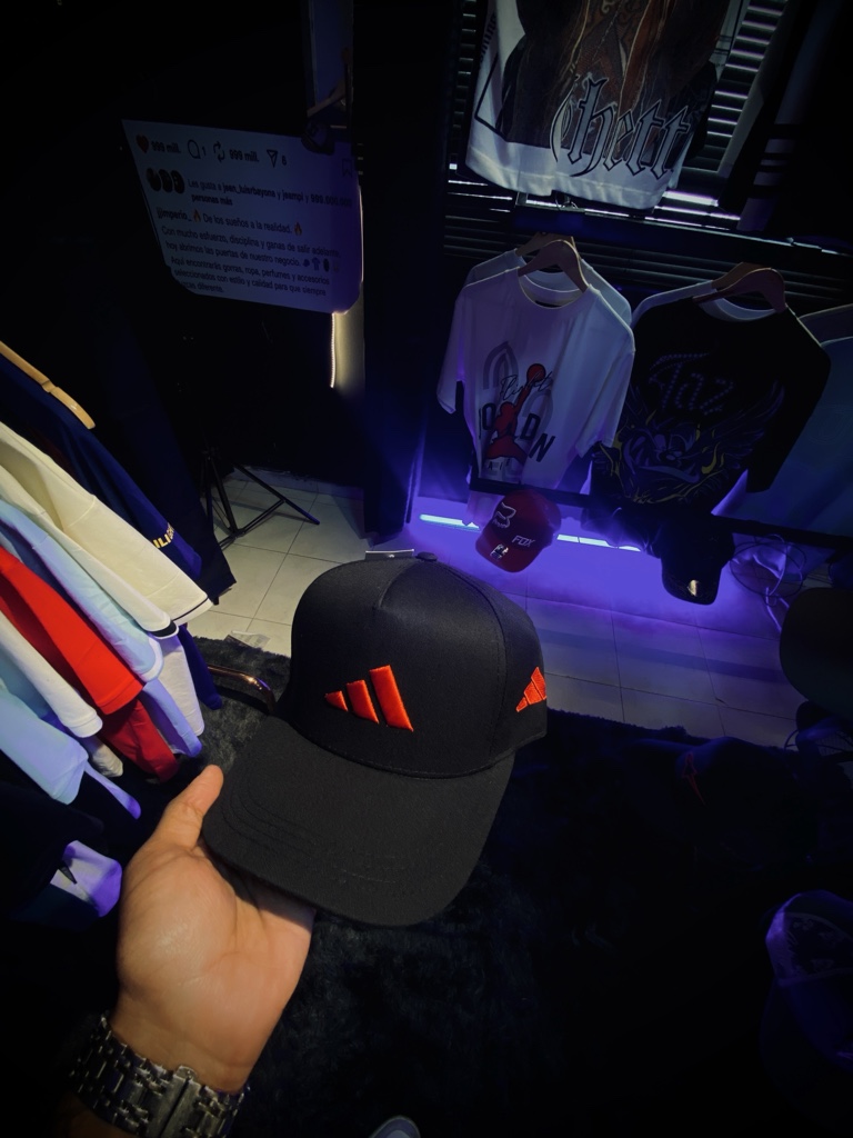 Gorra Adidas  negra con rojo