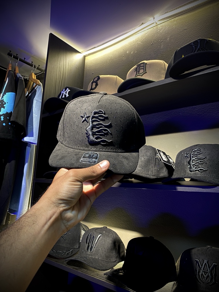 Gorra negra bordada Hellstar diamantada