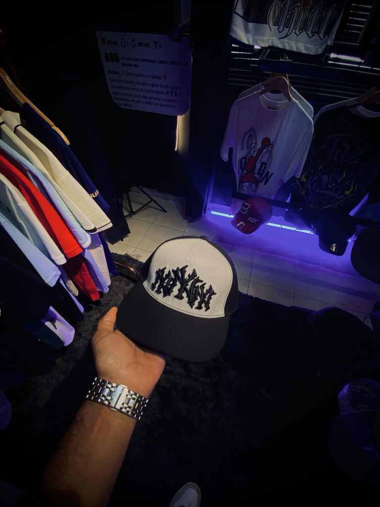 Gorra negra y blanca