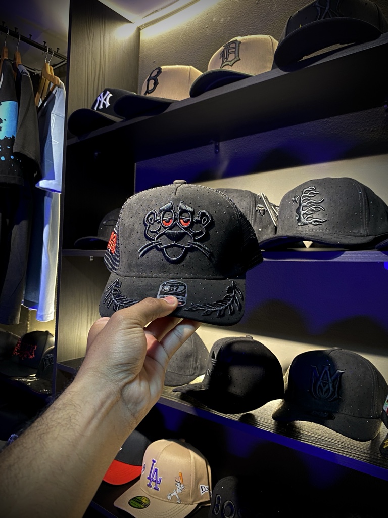 Gorra negra bordada de la pantera rosa