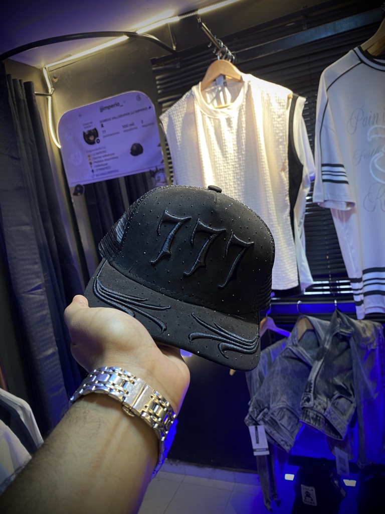 Gorra negra 777 brillante