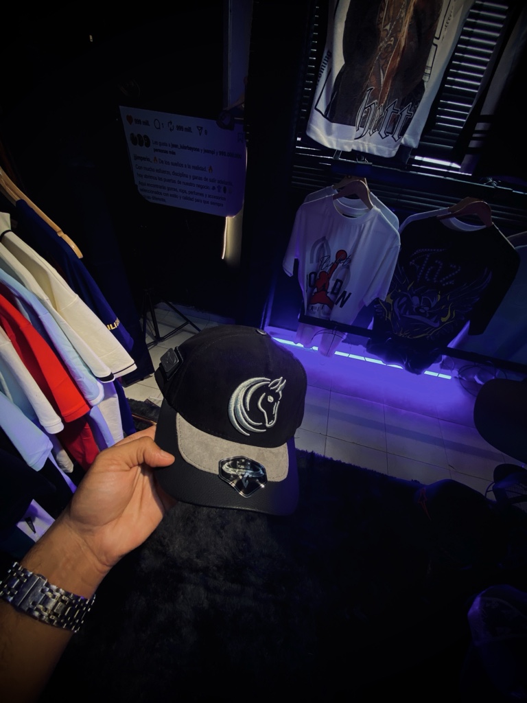 Gorra negra gris bordada Yeison Jimenez