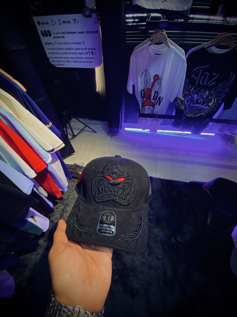 Gorra negra bordada adiamantada