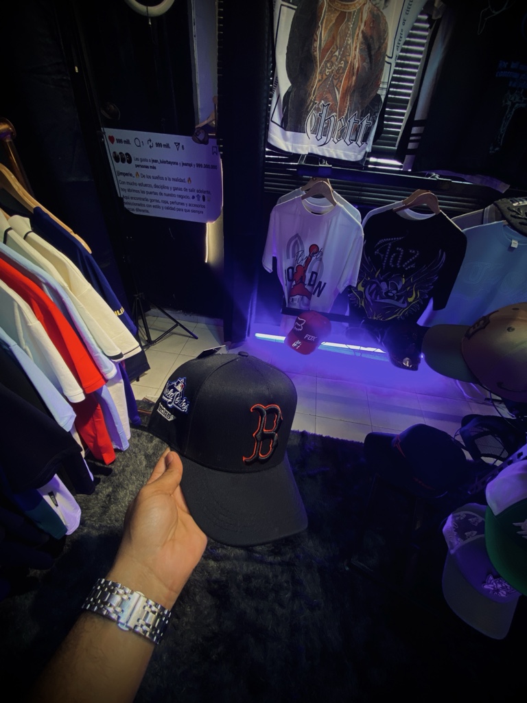Gorra negra B con rojo