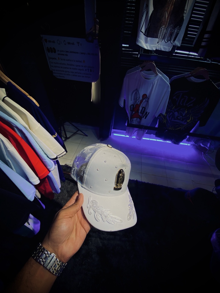 Gorra blanca bordada de la virgen