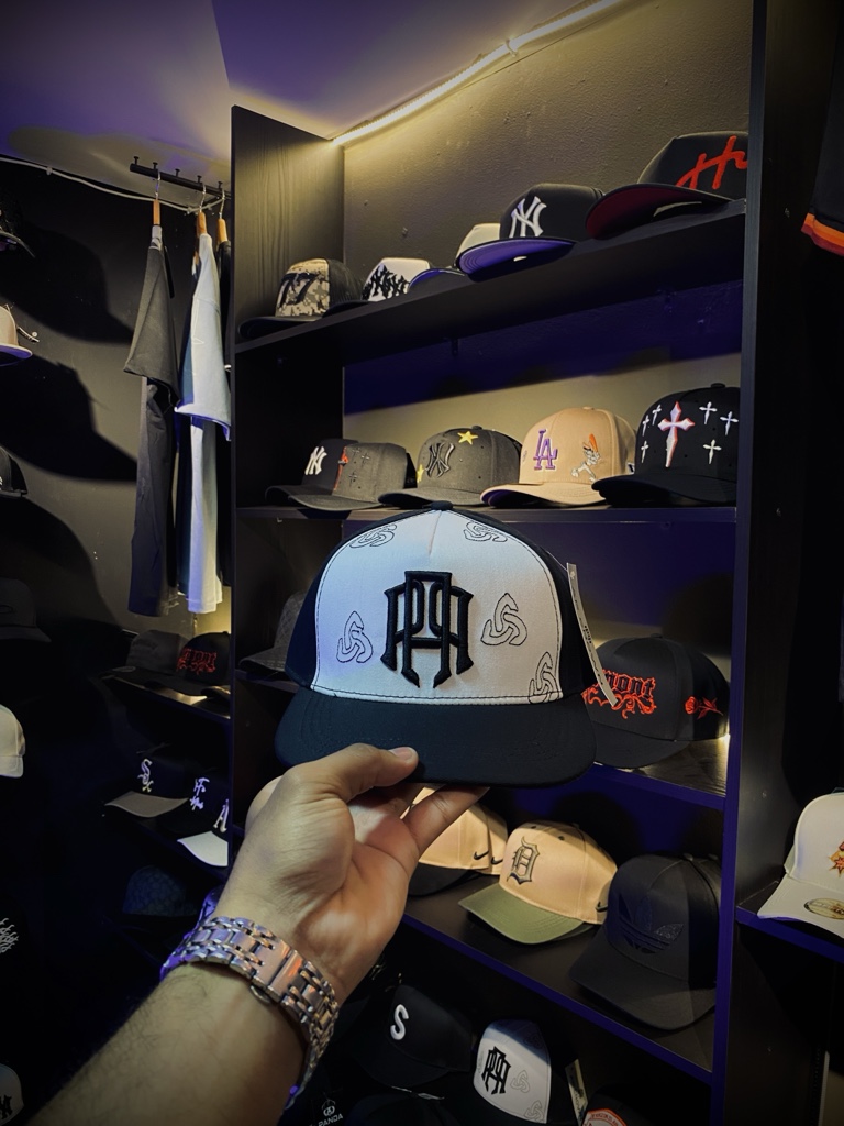 Trucker bicolor con bordado gótico, blanca con visera negra. �