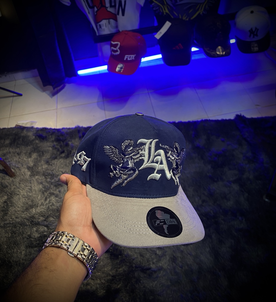 LA  gorra azul y gris