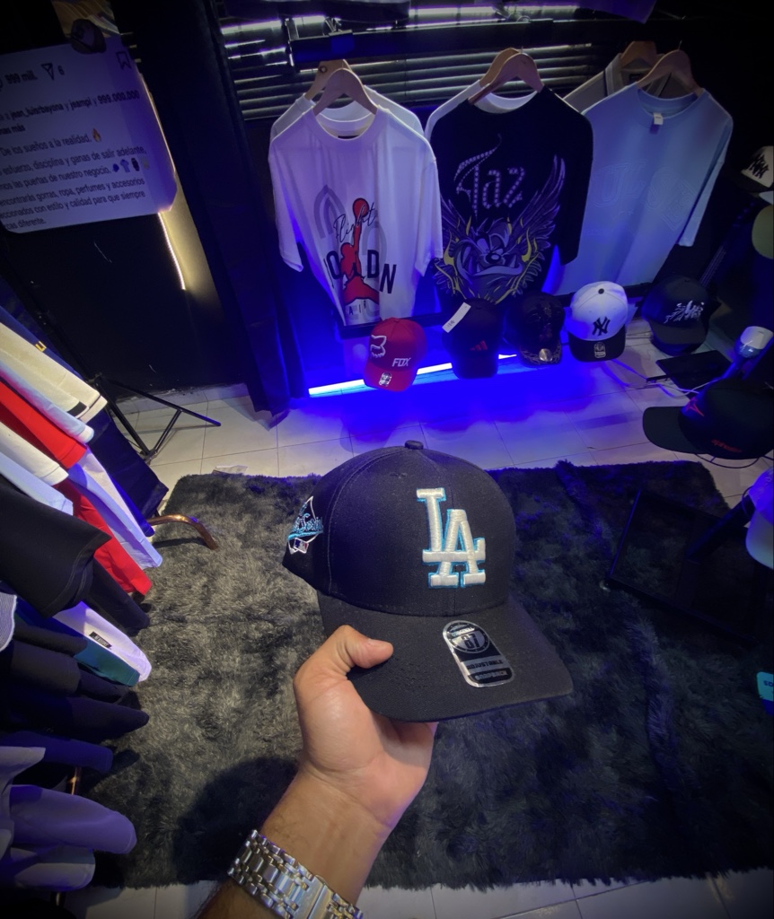 Gorra LA negra con borde azul