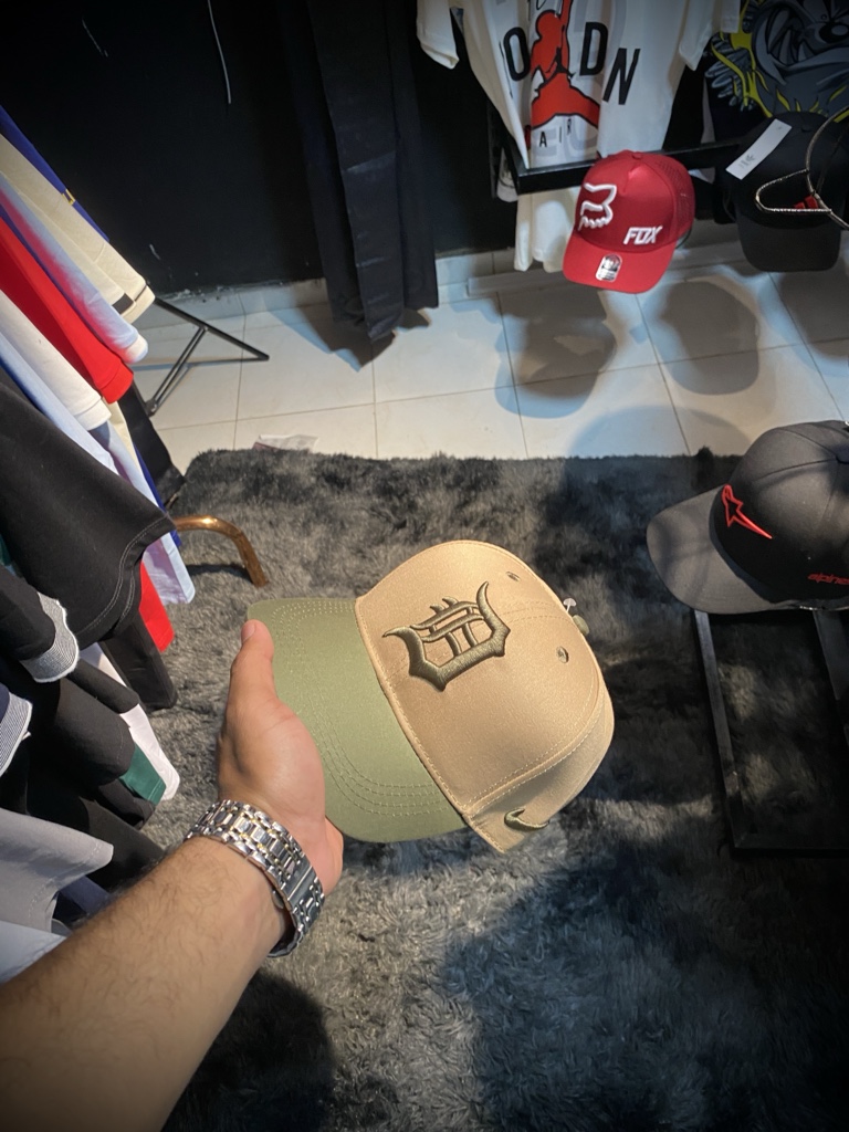 Gorra beige y verde