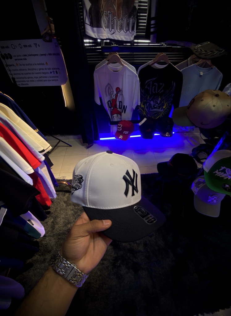 New York Yankees gorra negra y blanca
