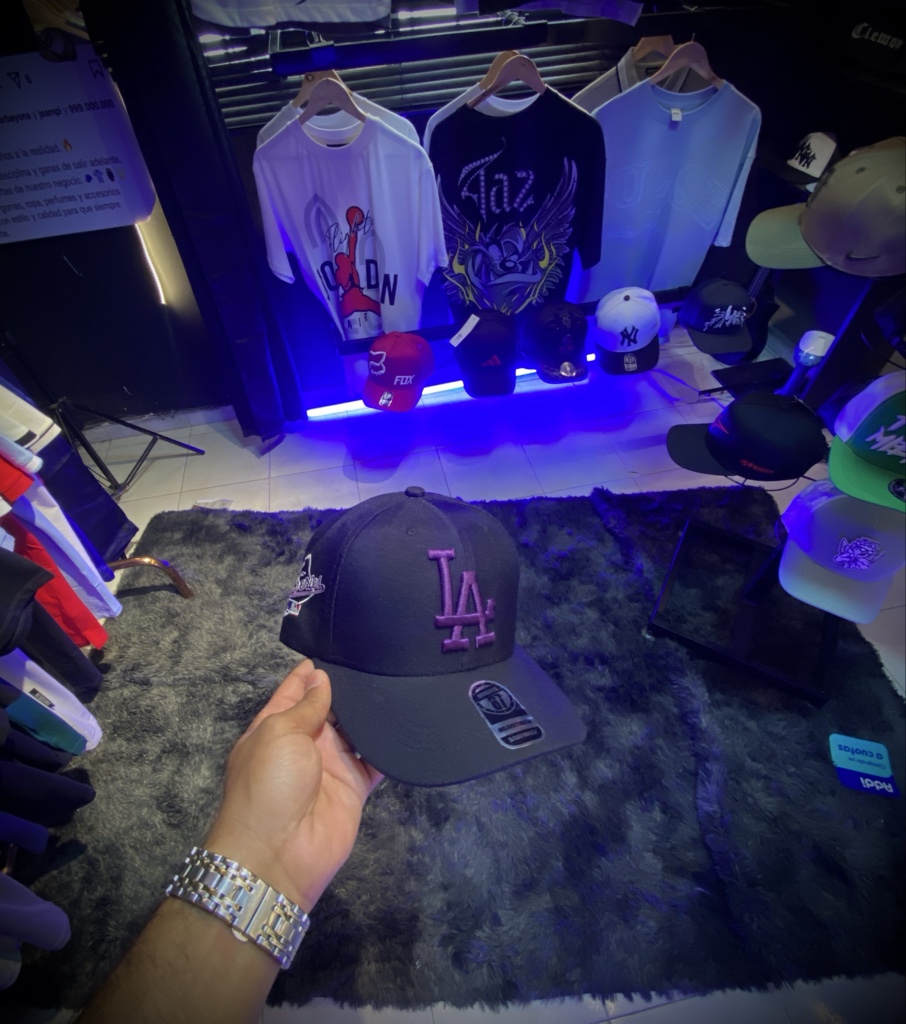 LA gorra negra y morado