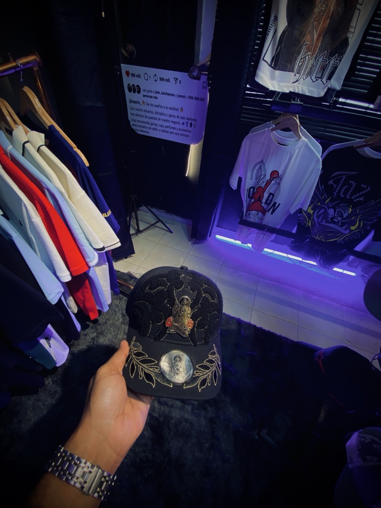 Gorra negra bordada virgen